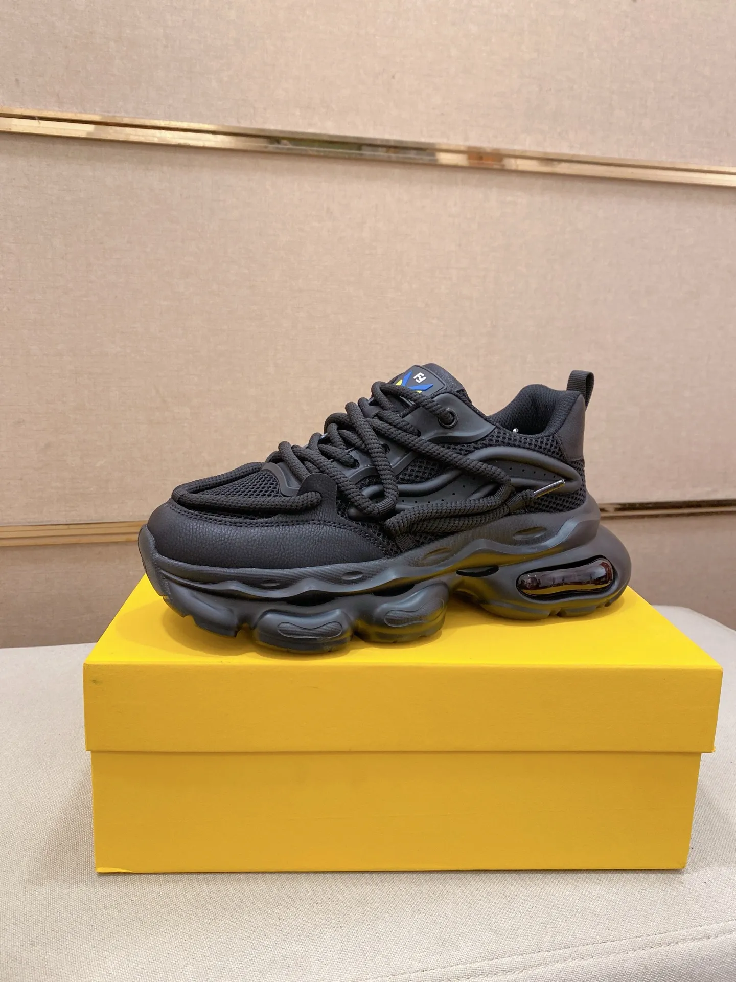 Men's shoes 💰 480💰 (fendi) New style 👊🏻 upper 🇮🇹 imported cowhide fabric 🇩🇪 lining imported sheepskin lining. The original outsole is molded to highlight the identity of every man, and the upper foot is elegant and stable🚶🏻🚶🏻The high-end custom counters reproduce the original version📯No matter the wind or rain, the shoe last remains unchanged and can withstand the verification of time🔍️,🔵 Size: 38-44